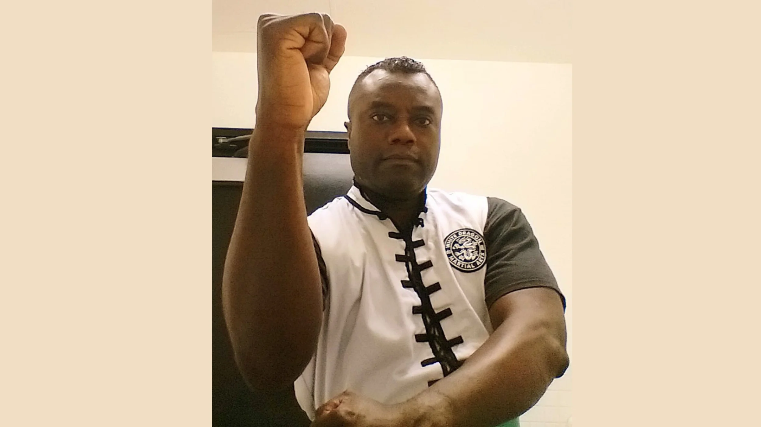 Traffic light system showing green, yellow, and red foods